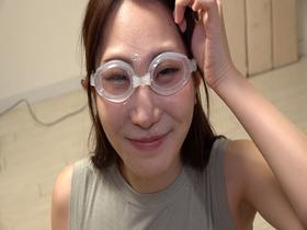 ゴーグル装着し、チ●ポからザーメン出るところ見ながら顔射される　サンプル画像03